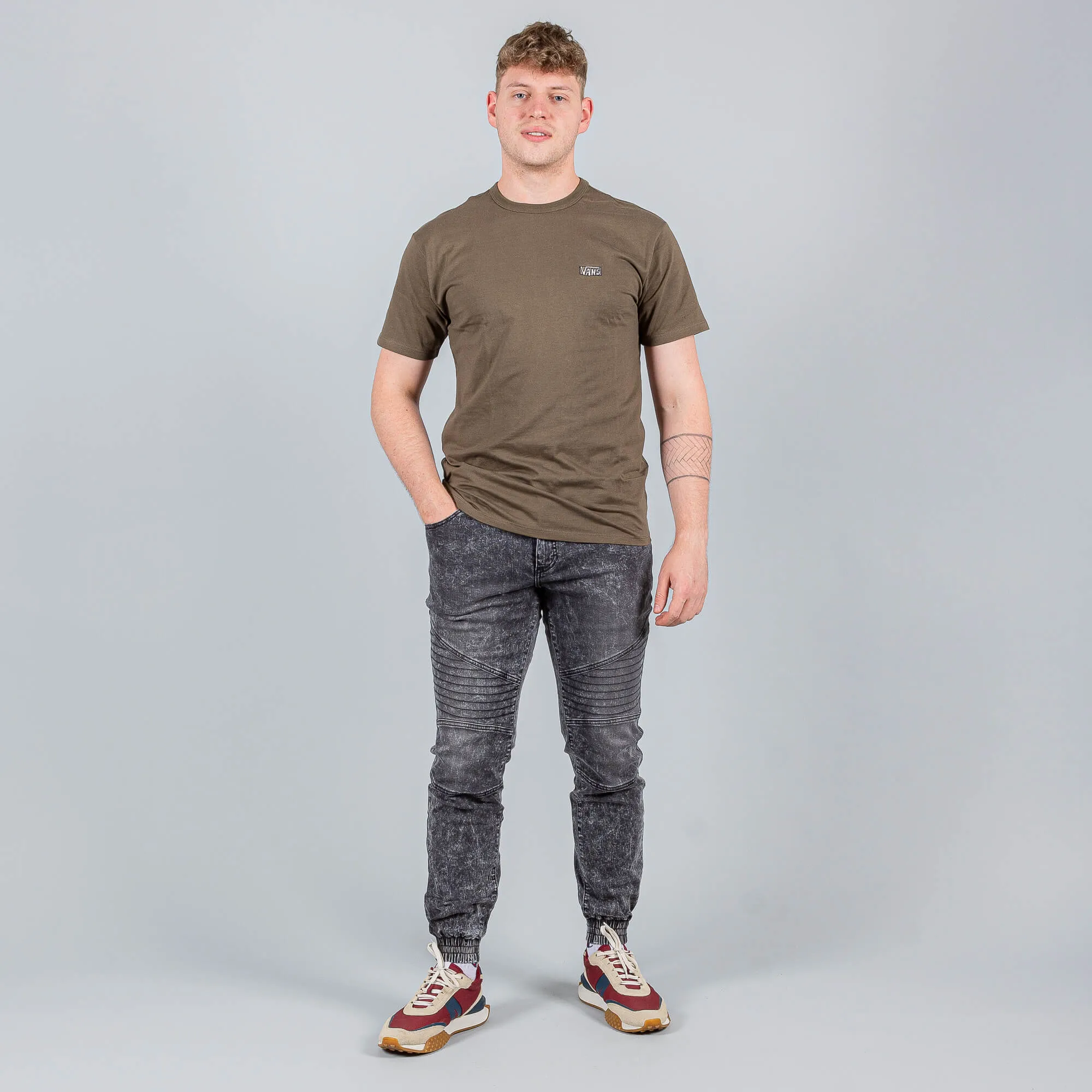 Džínsy jogger WRUNG  EASY BLACK čierne
