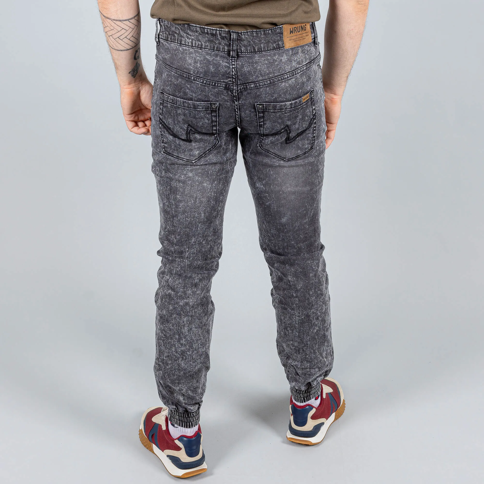 Džínsy jogger WRUNG  EASY BLACK čierne