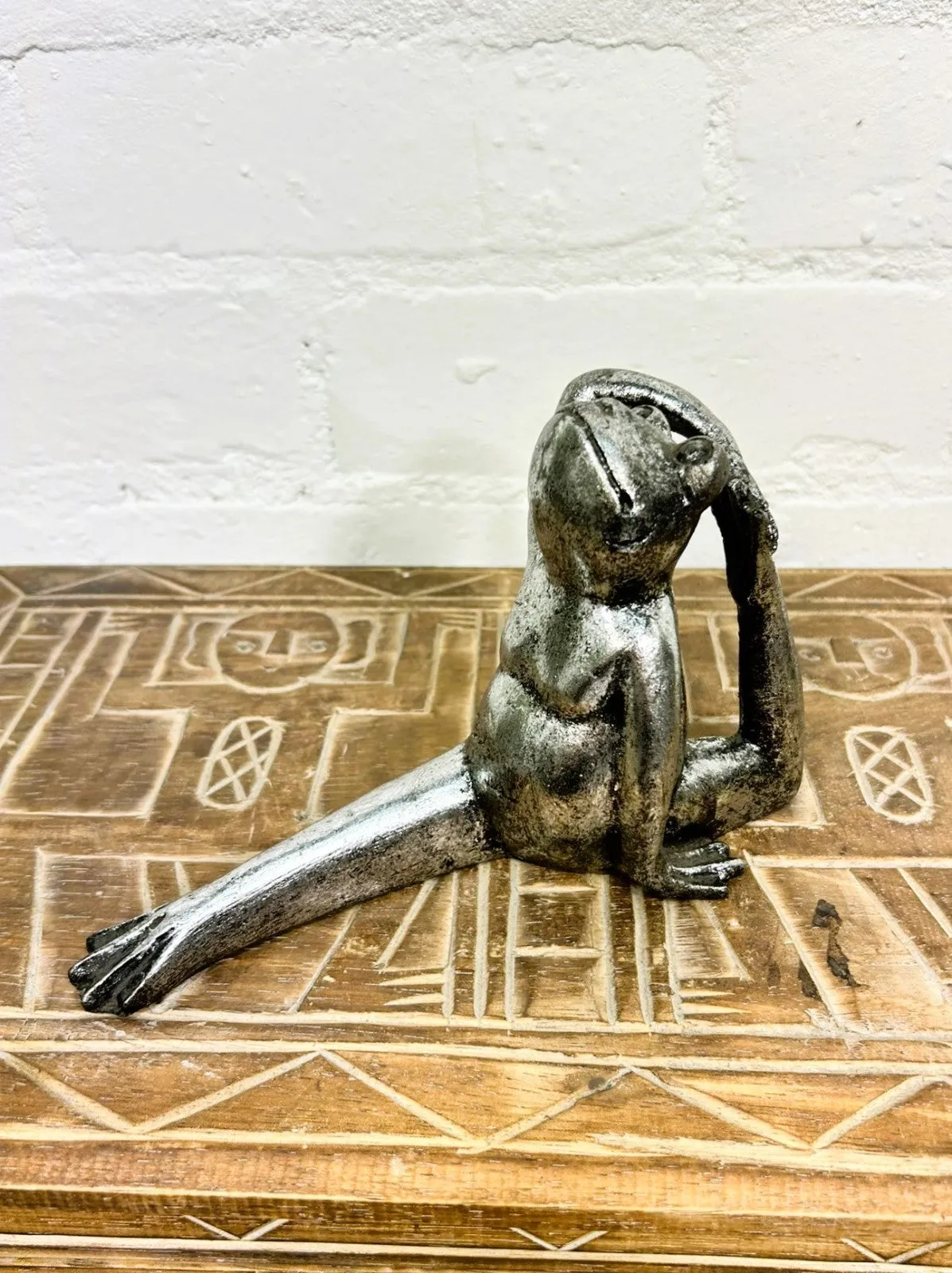 Silver Leg Stretch Frog